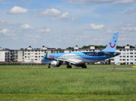 Een TUI-vliegtuig op de luchthaven van Deurne